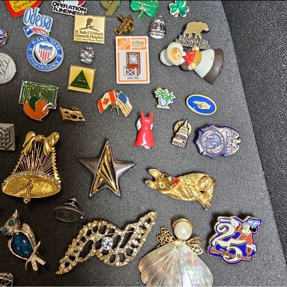 Large Lot Of 56 Pins & Brooches Various Styles Colors & Materials Some Branded - Picture 7 of 10